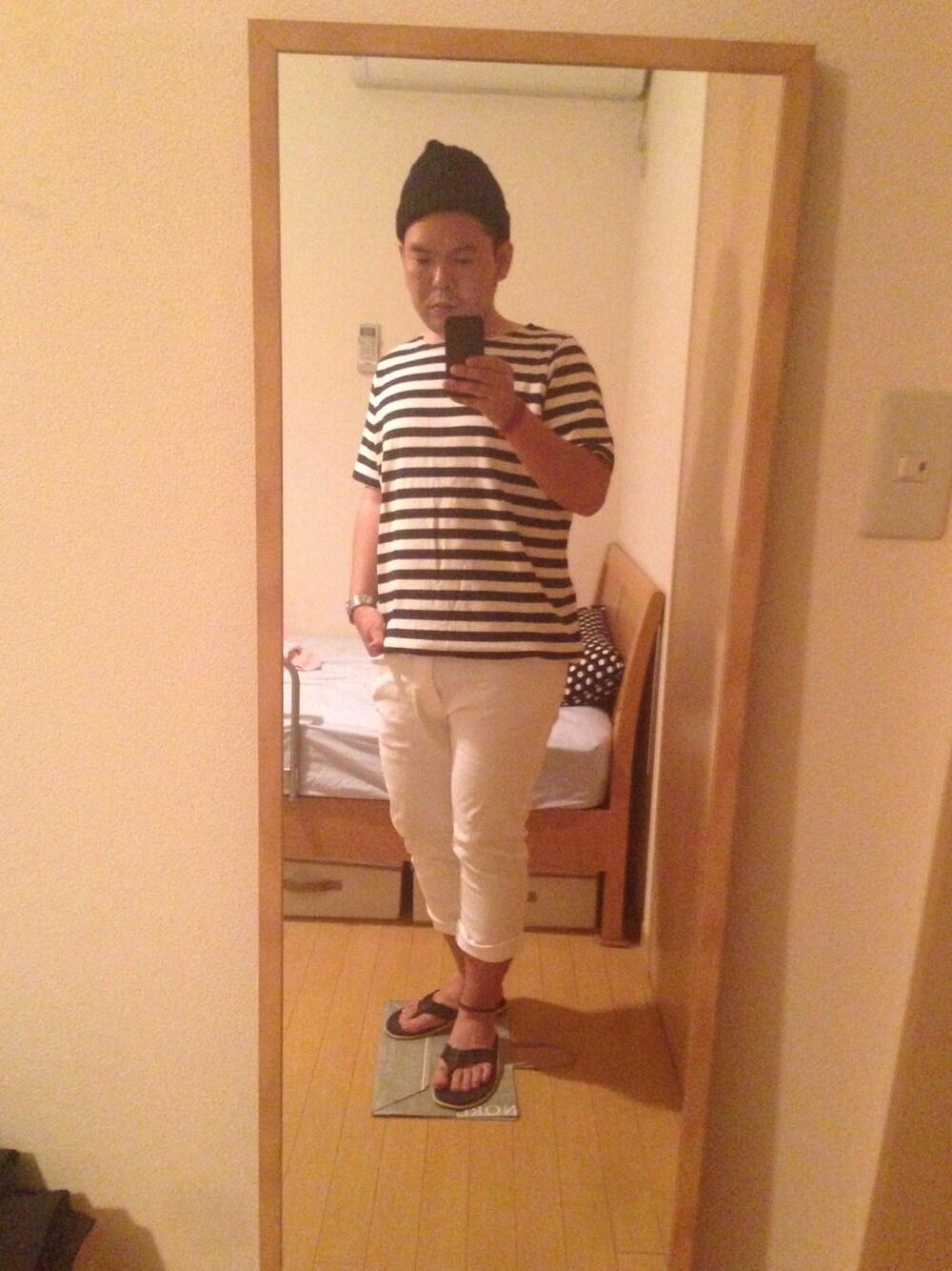 「ボーダー、UNIQLO、マリン、.efilevol、KIJIMA TAKAYUKI、白パンツ、ビール、ISLAND SLIPPER」｜「KIJIMA TAKAYUKIのニットビーニー（ニットキャップ/ビーニー、ブルー系）」を使った、John Lemonさん（メンズ・165cm）の夏コーディネートの1枚目の写真