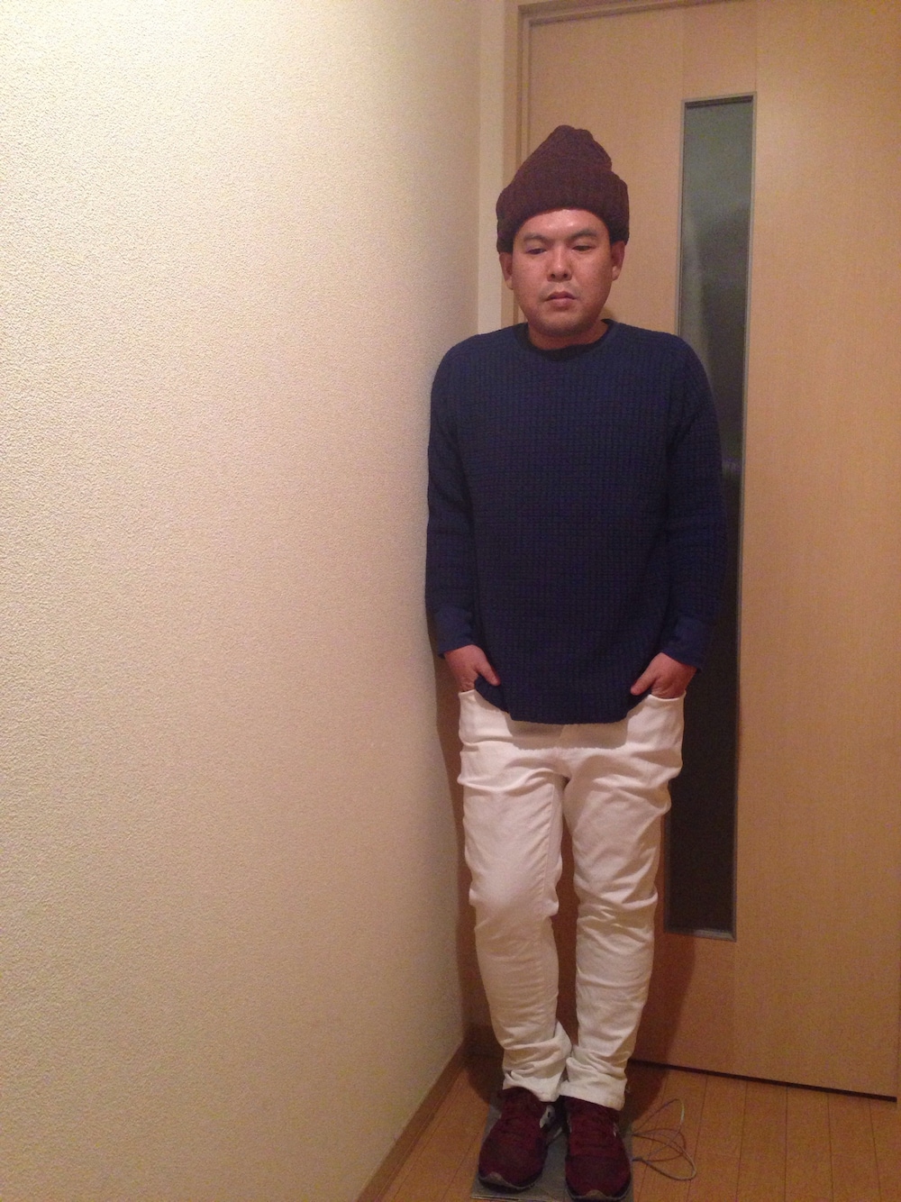 「赤いスニーカー、サーマルニット、サッカニー、トリコロール、knit、ICHIMILE GRATORY、mighty shine」｜「KIITのサーマルニット（ニット/セーター、ブルー系）」を使った、John Lemonさん（メンズ・165cm）の秋コーディネートの1枚目の写真