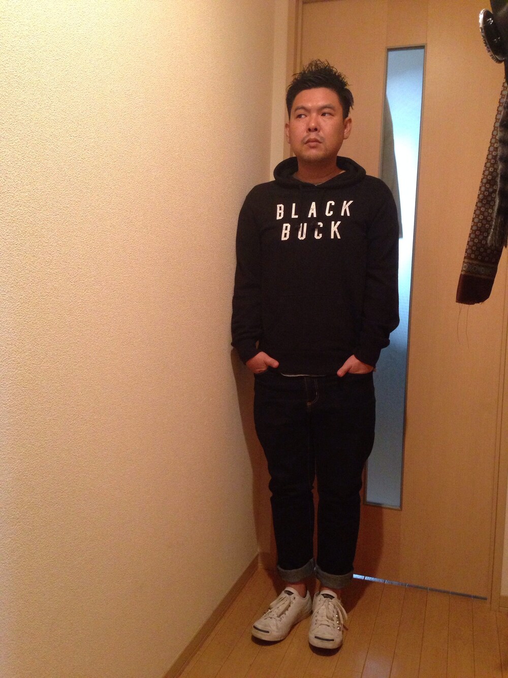 「あばよー、黒いパーカー、パーカー、テーパードパンツ、BLACK BUCK、ICHIMILE GRATORY、deadman」｜「ICHIMILE GRATORYのテーパードデニムパンツ（デニムパンツ、ブルー系）」を使った、John Lemonさん（メンズ・165cm）の秋コーディネートの1枚目の写真