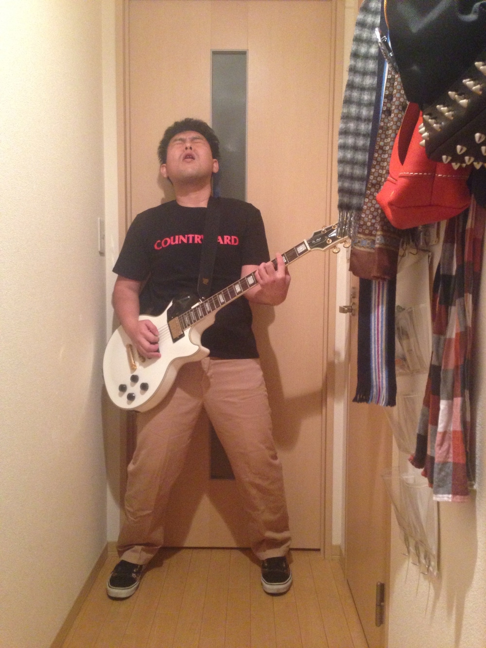 「WEARなりきり大会2014、punk rocker's rule、横山 健、KEN YOKOYAMA、誤字リスタ、チノパン、COUNTRY YARD」｜「VANSのレオパードオールドスクール（スニーカー、ブラウン系）」を使った、John Lemonさん（メンズ・165cm）の秋コーディネートの1枚目の写真