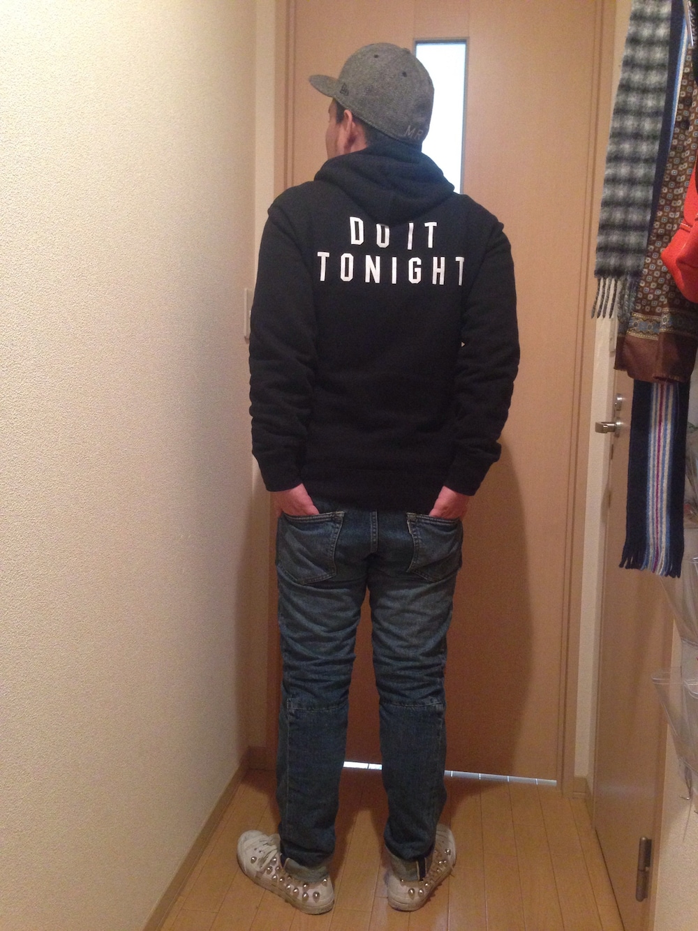 ブルー系のデニムパンツ、レッド系のシャツ/ブラウス、ホワイト系のスニーカーを着用したメンズの秋コーディネートの1枚目の写真