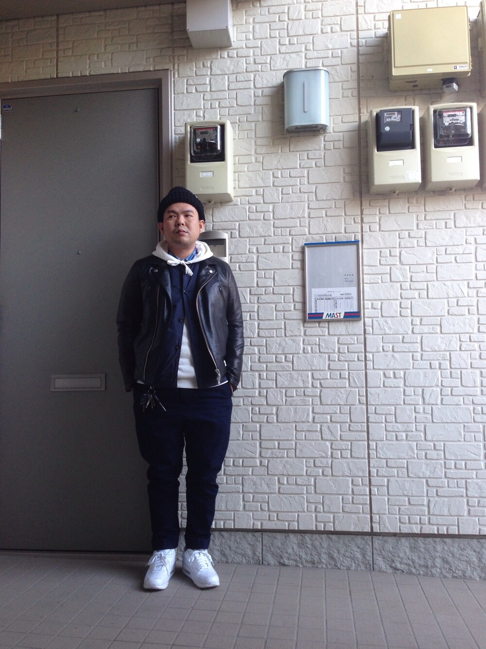「サルエルパンツ、ライダース、インナーダウン、蝶々結び、プルオーバーパーカー、AIR MAX、寒い」｜「NEW YORK HATのアイテム（ニットキャップ/ビーニー、ブラック系）」を使った、John Lemonさん（メンズ・165cm）の冬コーディネートの1枚目の写真