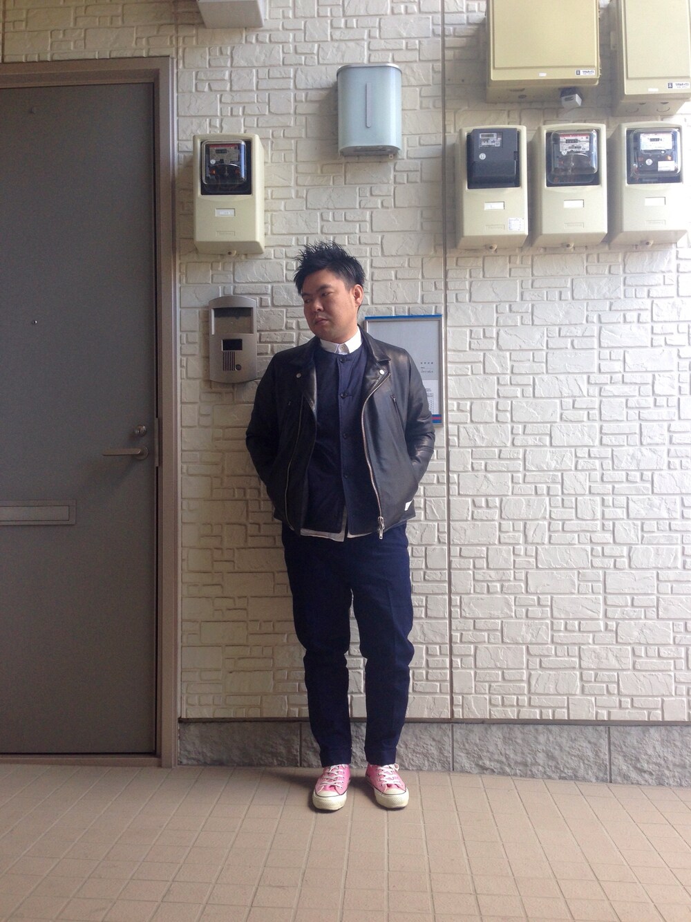 「ライダース、インナーダウン、白シャツ、サルエルパンツ、80's、deadstock、デッドストック、punk、ピンクの差し色、チームアラサー」｜「Name.のWライダースジャケット（ライダースジャケット、ブラック系）」を使った、John Lemonさん（メンズ・165cm）の冬コーディネートの1枚目の写真