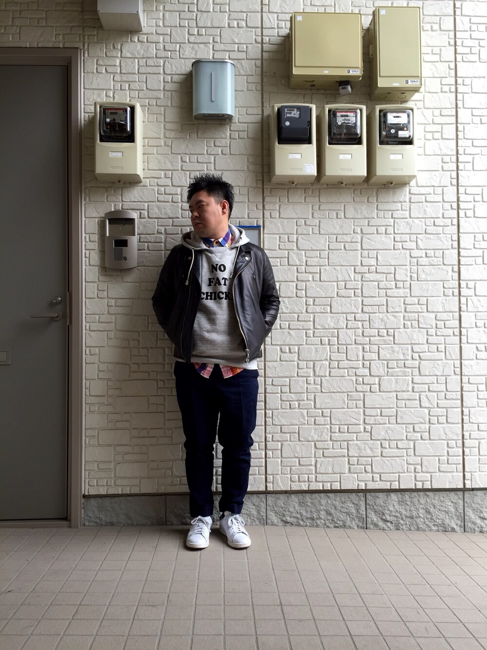 「シャツ×パーカー、サルエルパンツ、ライダース、プルオーバーパーカー、スタンスミス、チームアラサー」｜「Name.のWライダースジャケット（ライダースジャケット、ブラック系）」を使った、John Lemonさん（メンズ・165cm）の春コーディネートの1枚目の写真