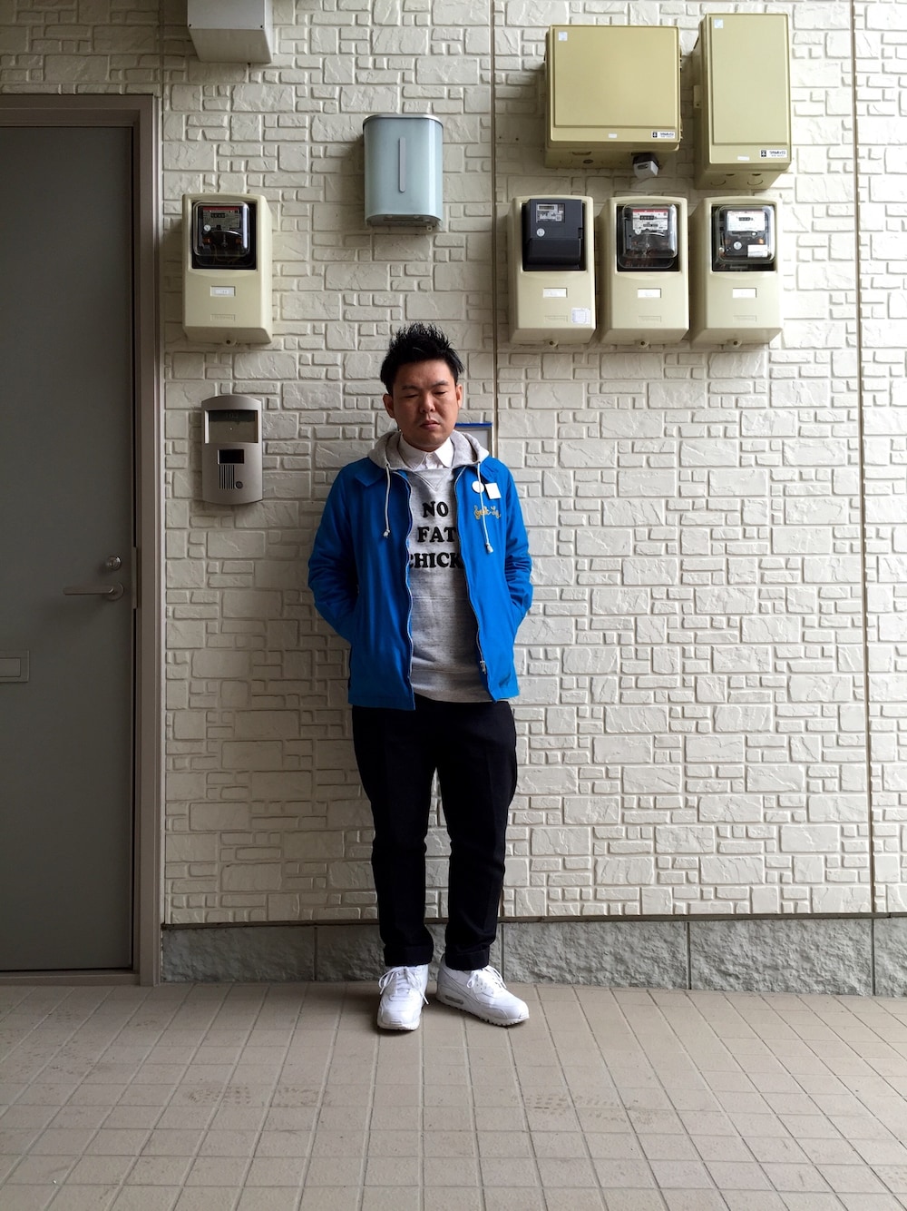 「プレッピー、WEAR群馬会、スウィングトップ、ドリズラージャケット、サルエルパンツ、エアマックス、蛍光色、缶バッジ」｜「SONIC LABのスゥイングトップ（ブルゾン、ブルー系）」を使った、John Lemonさん（メンズ・165cm）の春コーディネートの1枚目の写真