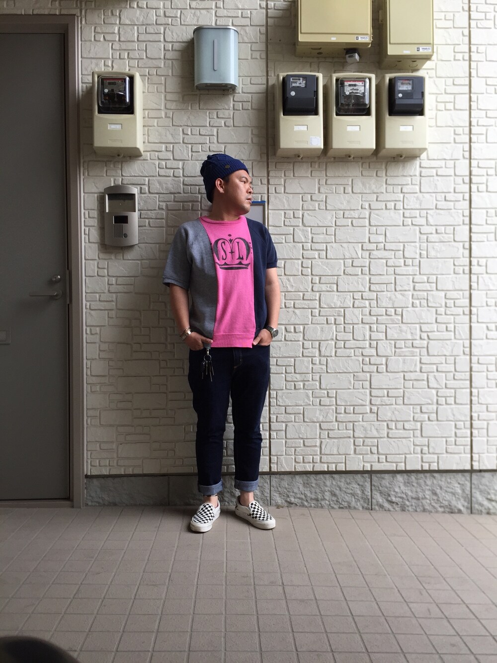その他のスウェット、ブルー系のデニムパンツ、ホワイト系のスニーカーを着用したメンズの夏コーディネートの1枚目の写真