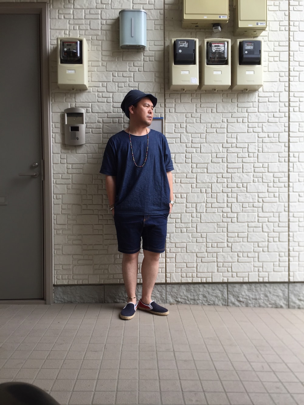 「夏コーデ、シンプル、デニムオンデニム、インディゴ、とにかくブルー、チームアラサー、バングル重ねづけ、WEAR群馬会」｜「Engineered Garmentsのハット（ハット、ブルー系）」を使った、John Lemonさん（メンズ・165cm）の夏コーディネートの1枚目の写真