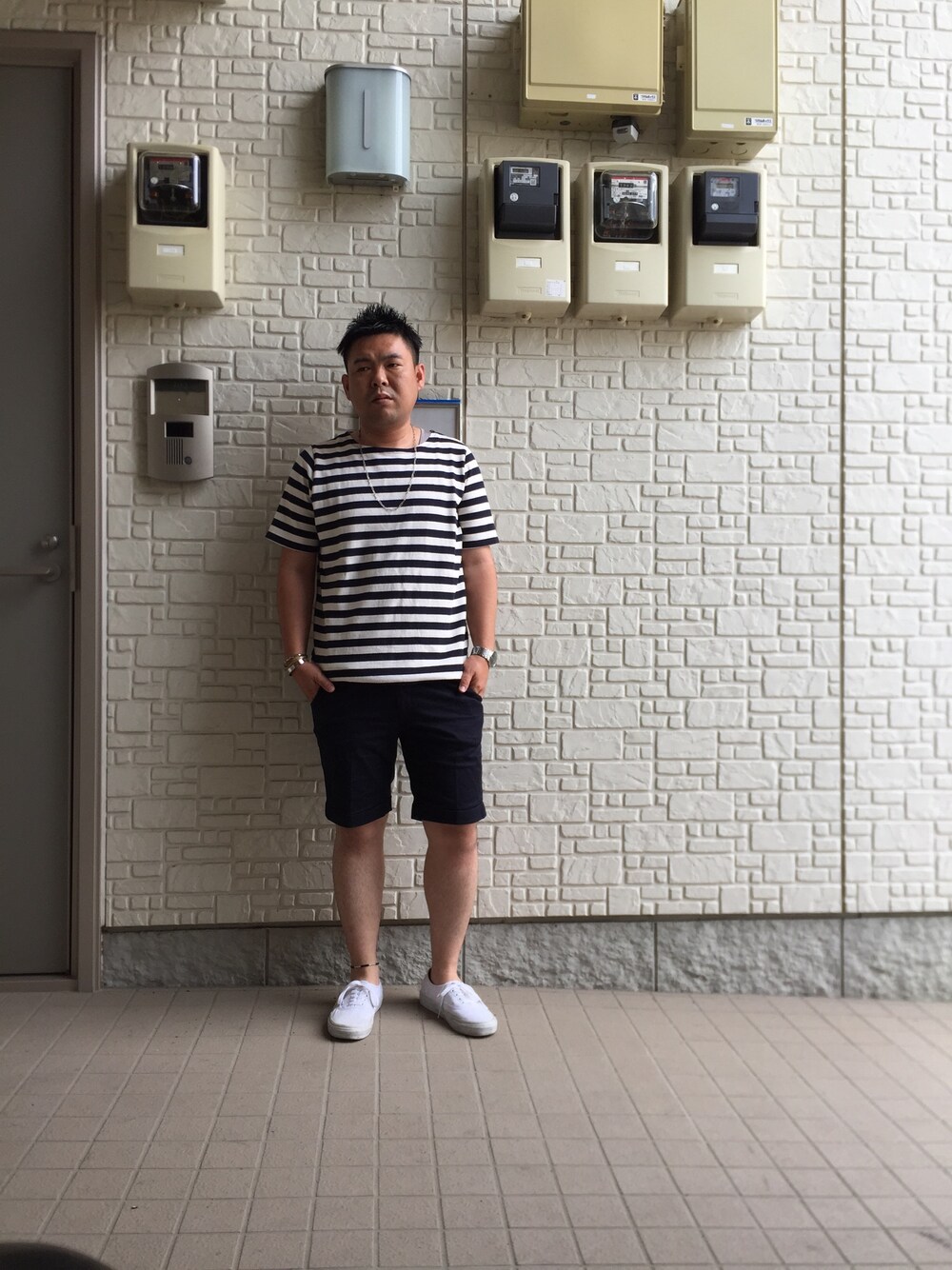 その他のTシャツ/カットソー、ホワイト系のスニーカー、シルバー系のネックレスを着用したメンズの夏コーディネートの1枚目の写真