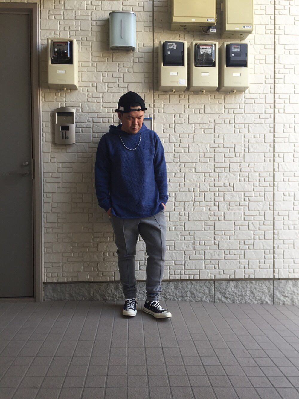 「秋、シルエット重視、サーマル、ボンディング、スウェットパンツ、スラックス、チームアラサー、WEAR群馬会」｜「Winonaの【Winona】 ダービーサーマルパーカ（ニット/セーター、ブルー系）」を使った、John Lemonさん（メンズ・165cm）の秋コーディネートの1枚目の写真