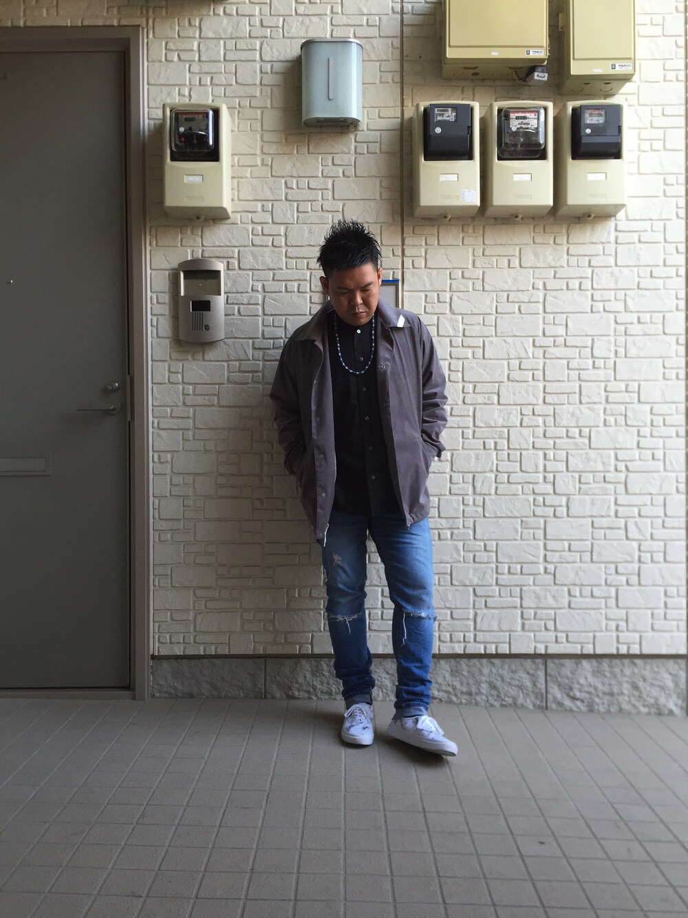 グレー系のその他アウター、ブラック系のシャツ/ブラウス、ブルー系のデニムパンツを着用したメンズの秋コーディネートの1枚目の写真