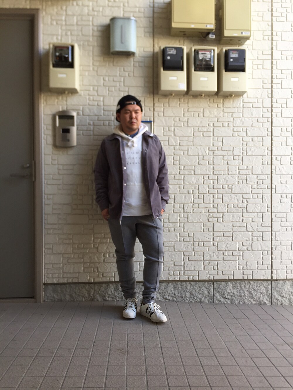 ブルー系のシャツ/ブラウス、ホワイト系のパーカー、グレー系のその他アウターを着用したメンズの冬コーディネートの1枚目の写真