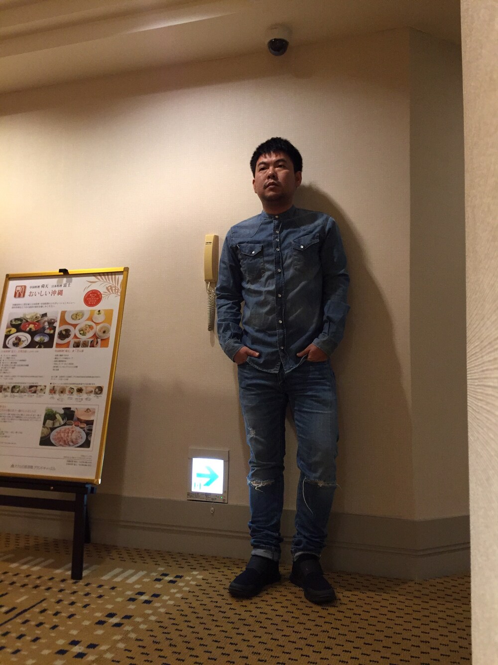 「あけましておめでとうございます！、沖縄、年越し、眠い、早起き、デニム オン デニム、デニデニ、セットアップ、チームアラサー、WEAR群馬会」｜「browny basicのアイテム（シャツ/ブラウス、ブルー系）」を使った、John Lemonさん（メンズ・165cm）の冬コーディネートの1枚目の写真