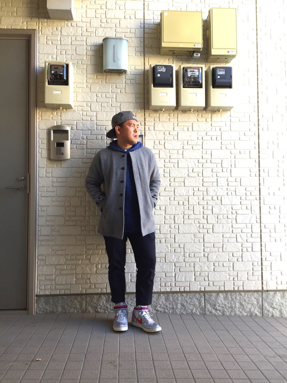「グレーコーデ、スニーカー、ノーカラーコート、キャップ後ろかぶり、ツイルパンツ、VANDAL、NIKE、name.、サーマル、WEAR群馬会」｜「MR.GENTLEMANの2013AW ツイードキャップ（キャップ、ブラウン系）」を使った、John Lemonさん（メンズ・165cm）の冬コーディネートの1枚目の写真