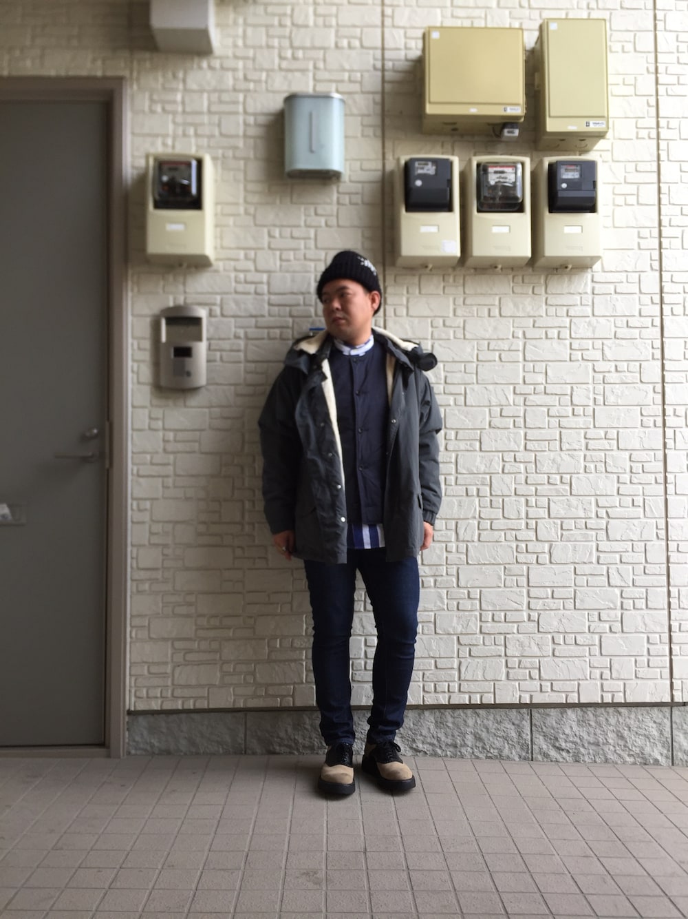 「シンプルコーデ、ショートモッズ、インナーダウン、スキニーデニム、サドルシューズ、スタンドカラーシャツ、phingerin、STILL BY HAND、name.、WEAR群馬会」｜「NEW YORK HATのアイテム（ニットキャップ/ビーニー、ブラック系）」を使った、John Lemonさん（メンズ・165cm）の冬コーディネートの1枚目の写真