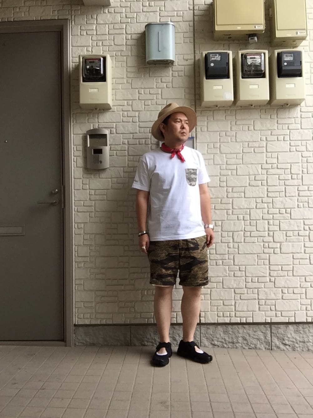 ベージュ系のTシャツ/カットソー、その他のその他パンツ、ブラック系のスニーカーを着用したメンズの夏コーディネートの1枚目の写真