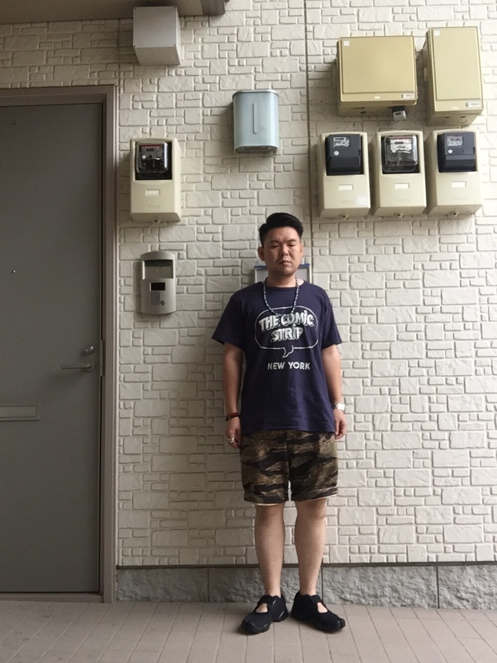 ブルー系のTシャツ/カットソー、その他のその他パンツ、ブラック系のスニーカーを着用したメンズの夏コーディネートの1枚目の写真