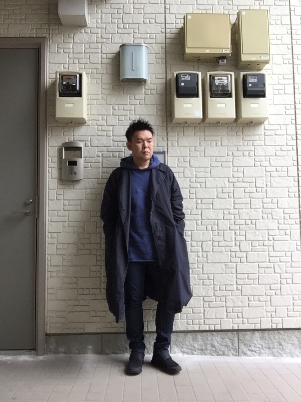 「秋コーデ、展示会、きれいめカジュアル、TEATORA、デバイスコート、Aライン、ドロップショルダー、チームアラサー、WEAR群馬会」｜「TEATORAのアイテム（その他アウター、ブルー系）」を使った、John Lemonさん（メンズ・165cm）の秋コーディネートの1枚目の写真