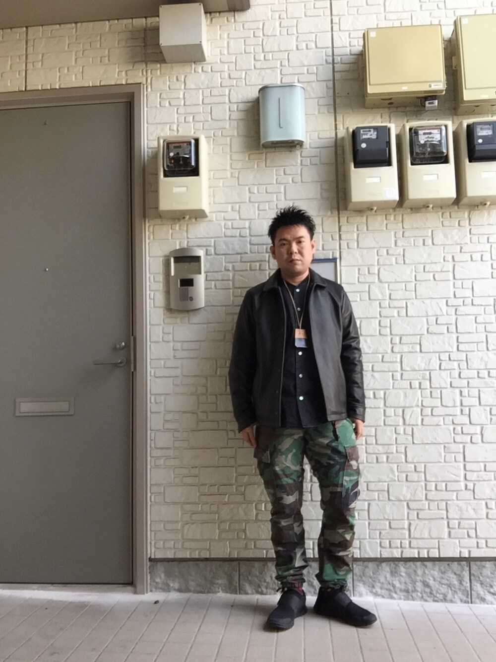 ブラック系のその他アウター、ブラック系のシャツ/ブラウス、グリーン系のその他パンツを着用したメンズの秋コーディネートの1枚目の写真