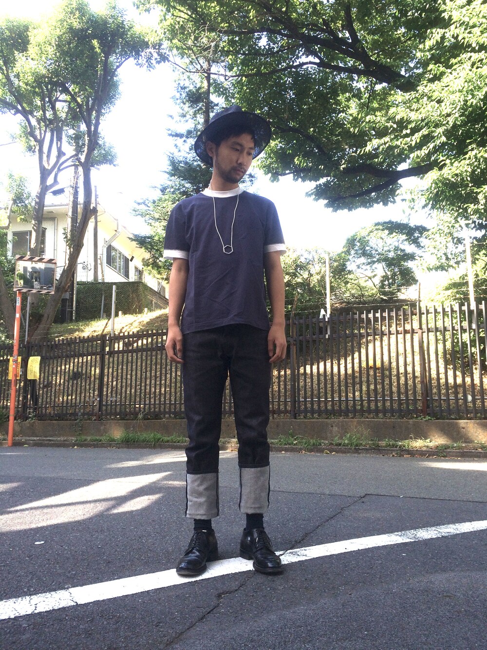 ブラウン系のその他シューズを着用したメンズの夏コーディネートの1枚目の写真