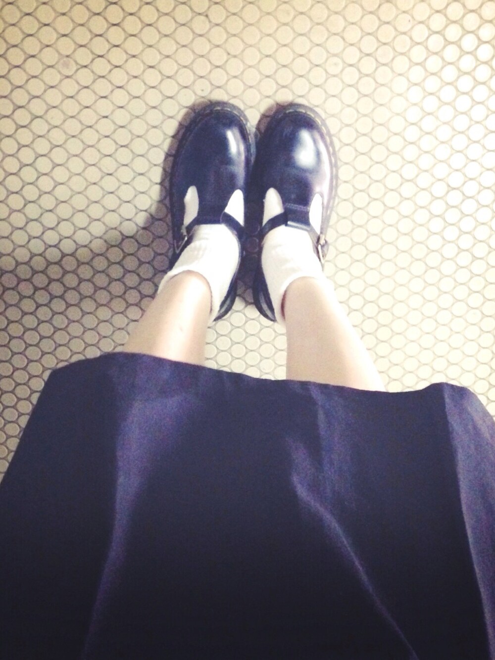 「Dr.Martens、ドクターマーチン、白ソックス、膝丈スカート、黒スカート、ミディアムスカート、足元くら部、靴下×サンダル」｜「Dr. Martensのアイテム（ブーツ、ブラック系）」を使った、アンナさん（レディース・161cm）の夏コーディネートの1枚目の写真