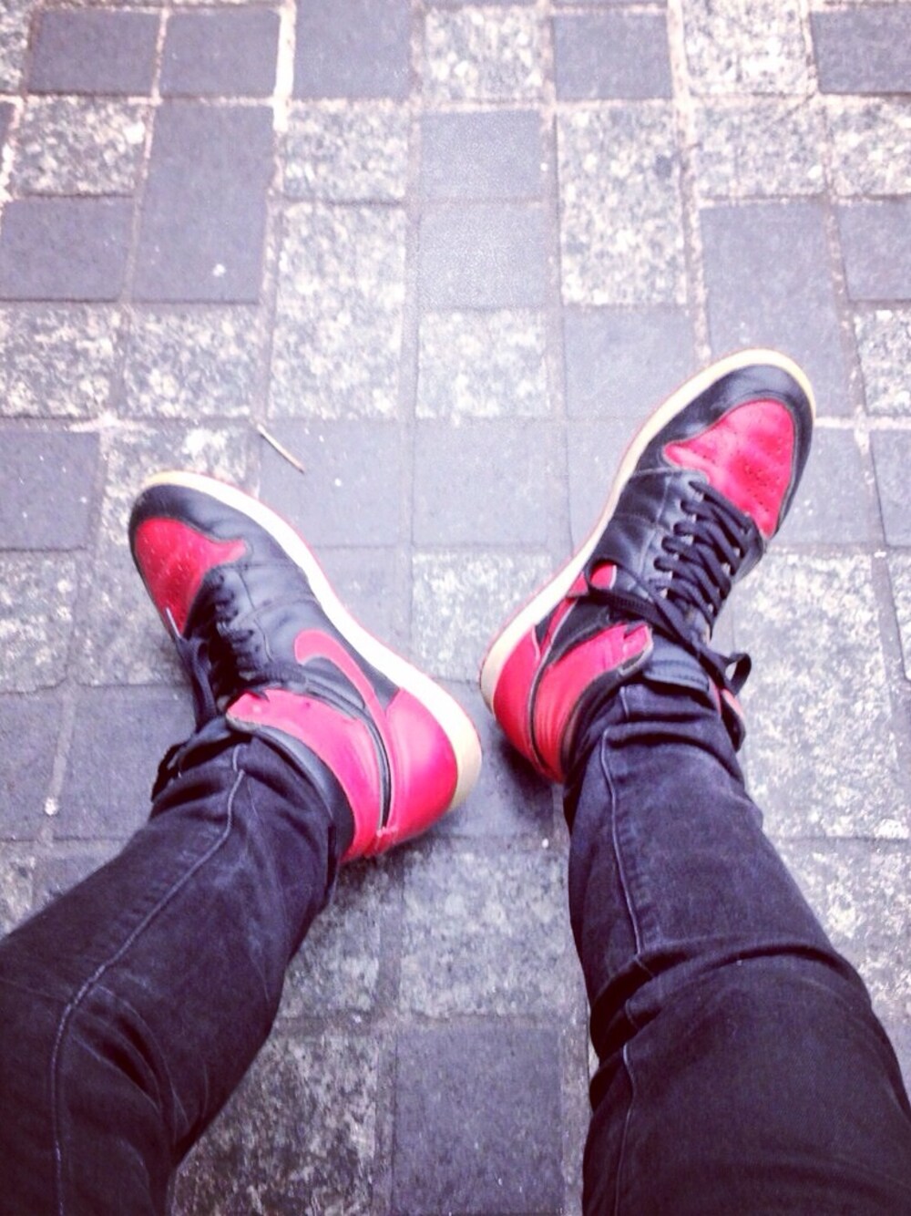 「NIKE、Nike air jordan、jordan1、Jordan」｜「NIKEのAIR JORDAN1（スニーカー、レッド系）」を使った、アンナさん（レディース・161cm）の夏コーディネートの1枚目の写真