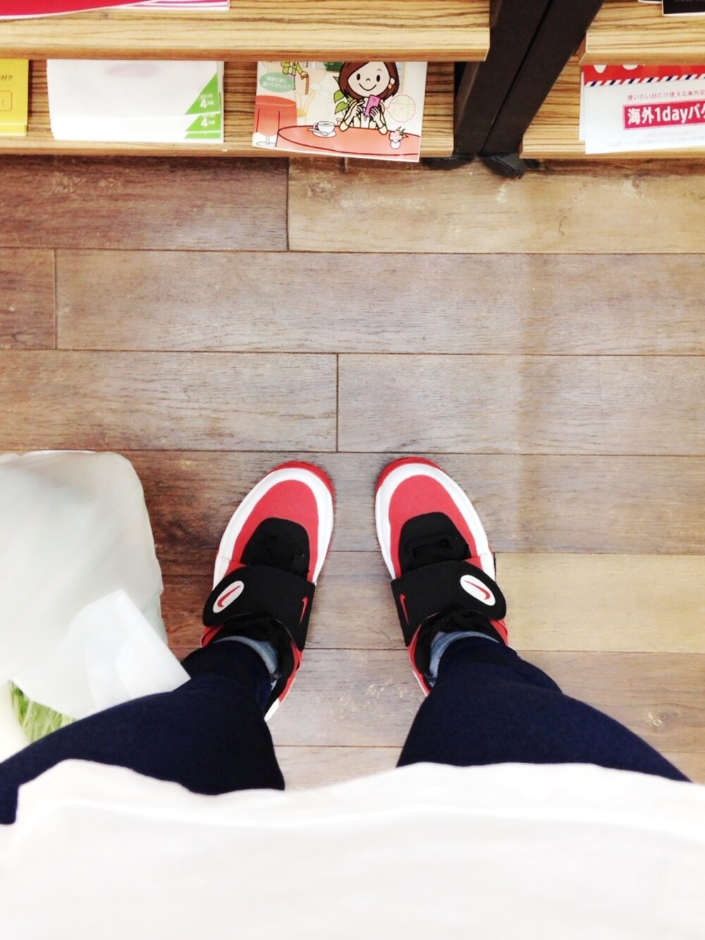 「NIKE、air misson」｜「NIKEのNIKE AIR MISSION（スニーカー、レッド系）」を使った、アンナさん（レディース・161cm）の秋コーディネートの1枚目の写真