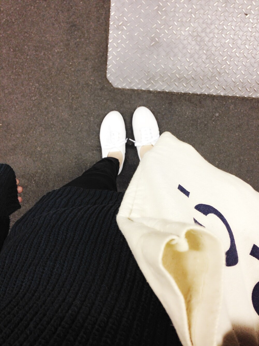 「RAGEBLUE、UNIQLO、A.P.C.」｜「UNIQLOのアイテム（デニムパンツ、ブラック系）」を使った、アンナさん（レディース・161cm）の秋コーディネートの1枚目の写真