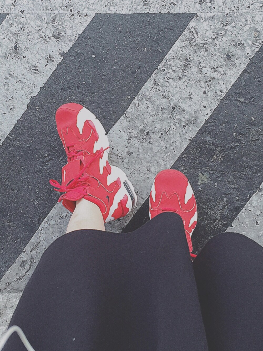「NIKE、Nike dt max、sneakers」｜「NIKEのアイテム（スニーカー、レッド系）」を使った、アンナさん（レディース・161cm）の秋コーディネートの1枚目の写真