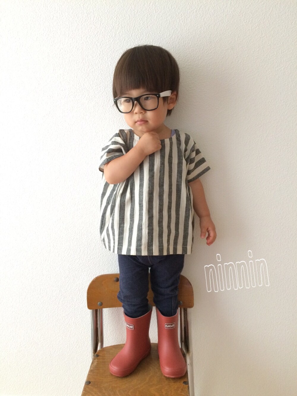 グレー系のシャツ/ブラウス、ブラック系のその他パンツ、レッド系のレインシューズを着用したキッズの夏コーディネートの1枚目の写真