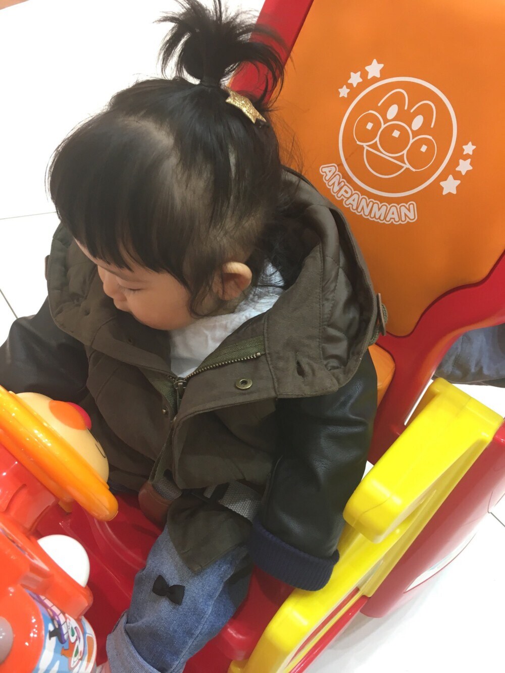 「1歳、女の子、秋のコーデ、kids、カジュアル、デニム、モッズコート、キッズコーデ、キッズファッション、petit main」｜「petit mainのモッズコート（ミリタリージャケット、グリーン系）」を使った、ichi_zenさん（キッズ・70cm）の秋コーディネートの1枚目の写真