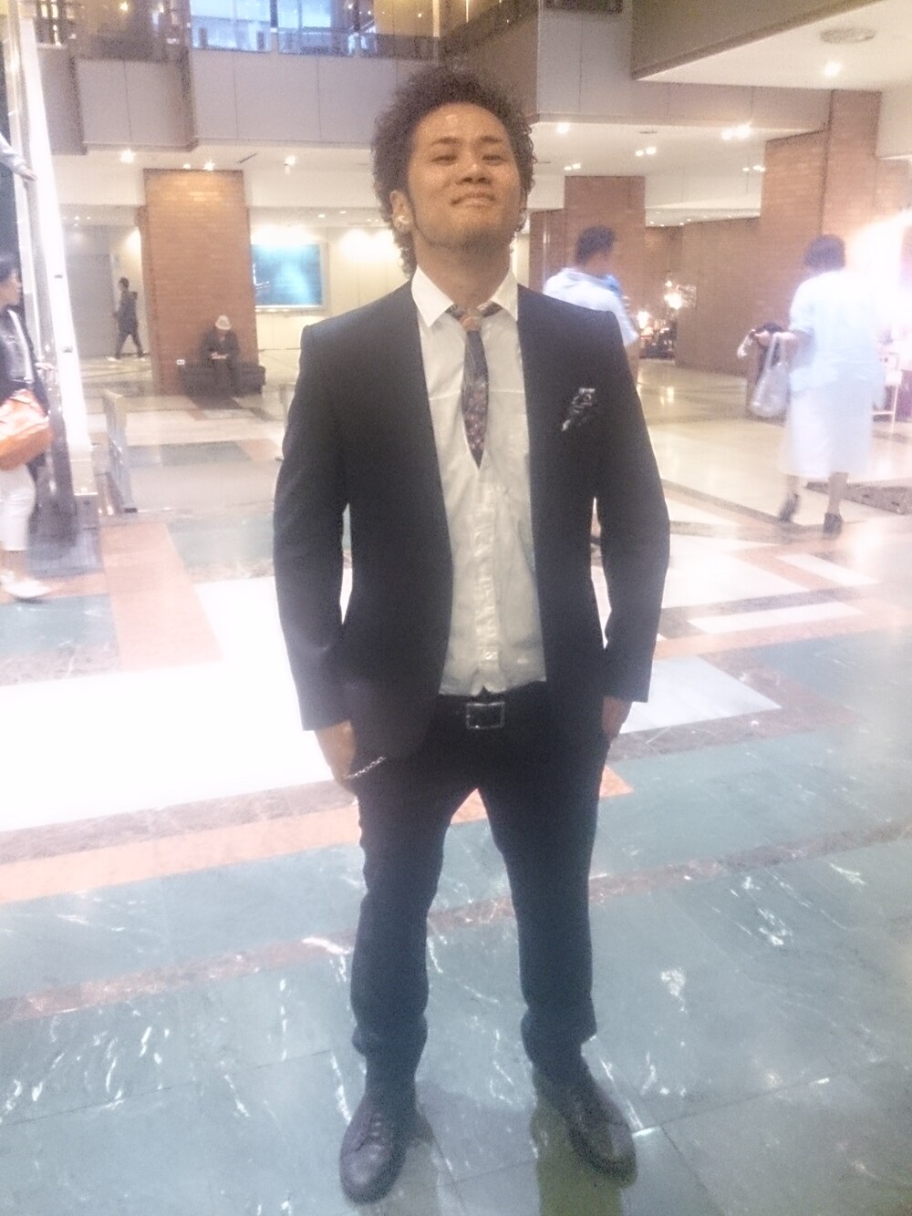 「スーツ、GUCCI、ネクタイ、LouisVuitton、AMI、ETRO、CASH CA」｜「LOUIS VUITTONのチーフ（ハンカチ/ハンドタオル、ブラウン系）」を使った、もんちゃんさん（メンズ・175cm）の夏コーディネートの1枚目の写真