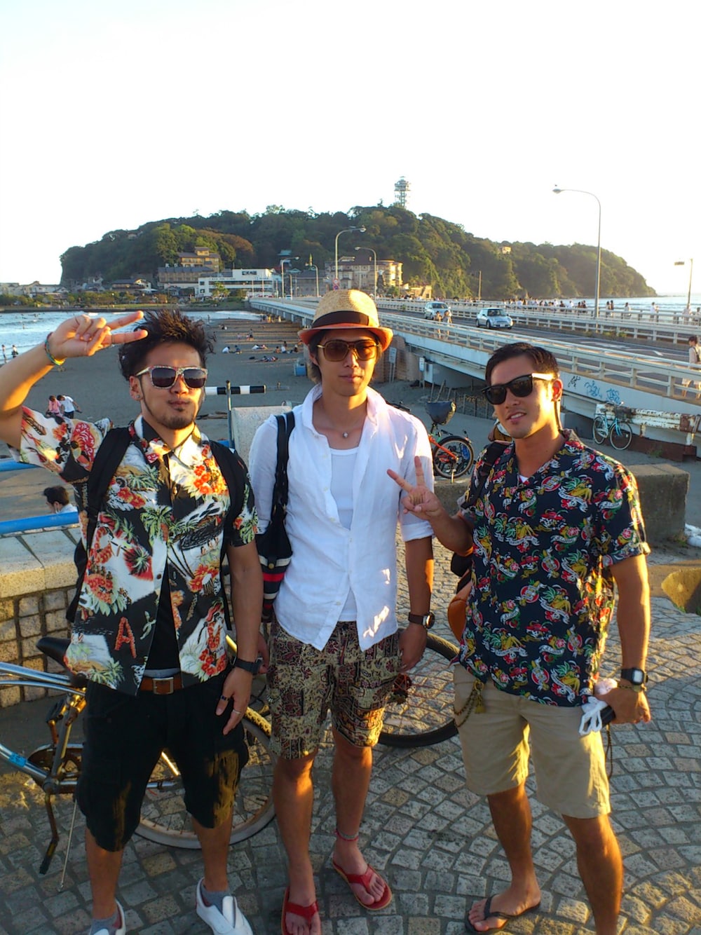 「NEIGHBORHOOD、COOTIE、アロハシャツ、ALIFE、SABRE、江の島、gshock」｜「NEIGHBORHOODのアロハシャツ（シャツ/ブラウス、ホワイト系）」を使った、もんちゃんさん（メンズ・175cm）の夏コーディネートの1枚目の写真