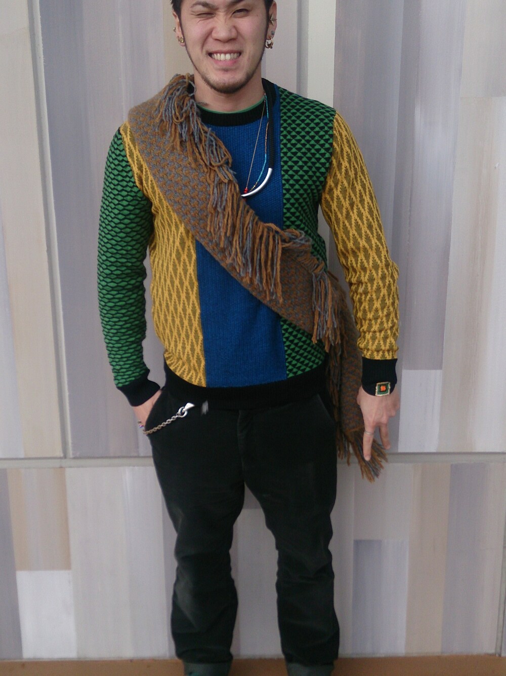 「フリンジ、柄ニット、Saint Laurent、OPENING CEREMONY、蔦谷」｜「Yves Saint Laurentのマフラー（マフラー、ゴールド系）」を使った、もんちゃんさん（メンズ・175cm）の春コーディネートの1枚目の写真