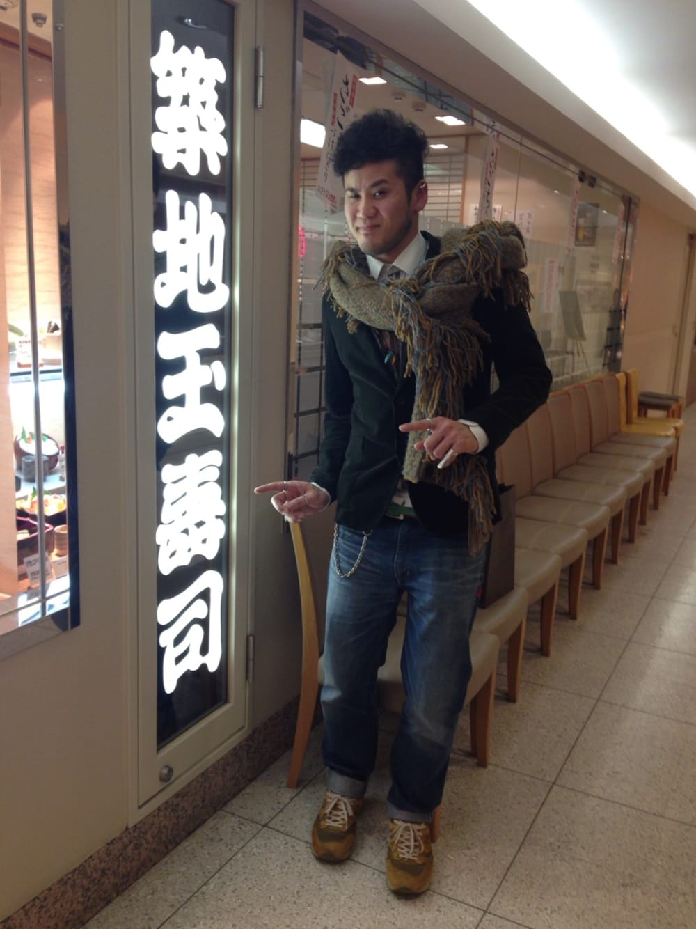 「衝動買い、寿司、wtaps、Louis Vuitton、HYKE」｜「Yves Saint Laurentのマフラー（マフラー、ゴールド系）」を使った、もんちゃんさん（メンズ・175cm）の春コーディネートの1枚目の写真