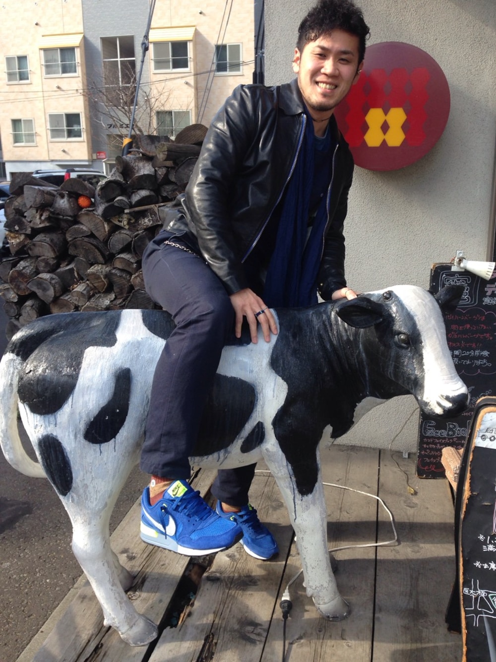 「ランチ、ハンバーグ、馬乗り、PATRIK ERVELL」｜「MARC JACOBSのレザージャケット（カバーオール、ブラック系）」を使った、もんちゃんさん（メンズ・175cm）の春コーディネートの1枚目の写真