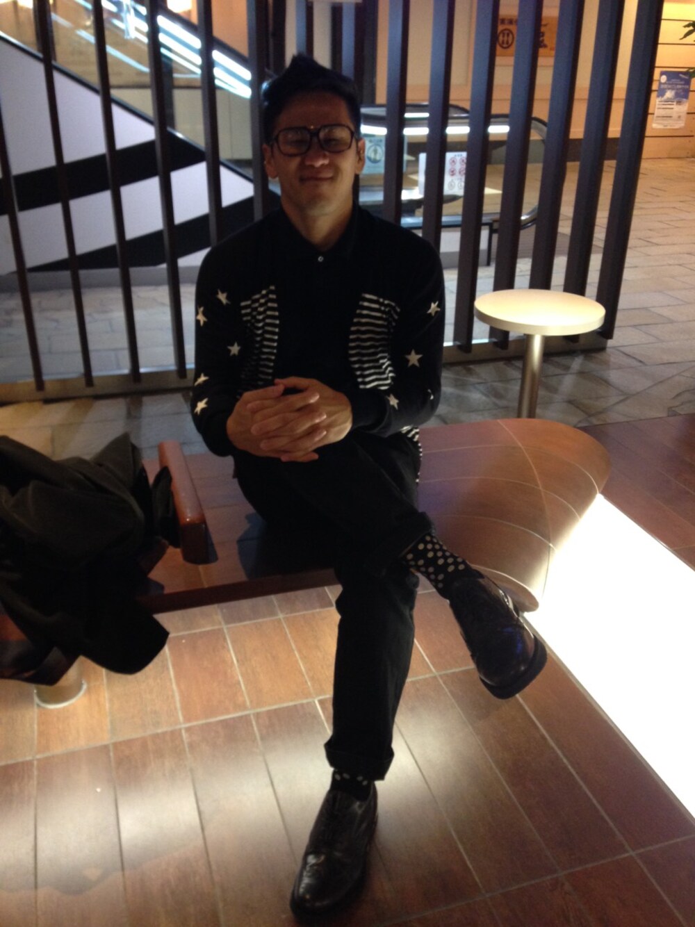 「星柄、カーデ、uniform experiment、ポロシャツ」｜「uniform experimentのSLEEVE STAR BORDER KNIT CARDIGAN（カーディガン/ボレロ、ブラック系）」を使った、もんちゃんさん（メンズ・175cm）の秋コーディネートの1枚目の写真