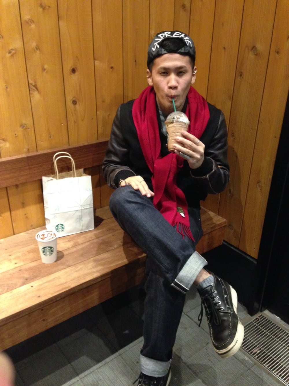 「スタバ、カフェ、赤いマフラー、アントニオ、冬テラス」｜「LOUIS VUITTONのマフラー（マフラー、レッド系）」を使った、もんちゃんさん（メンズ・175cm）の冬コーディネートの1枚目の写真