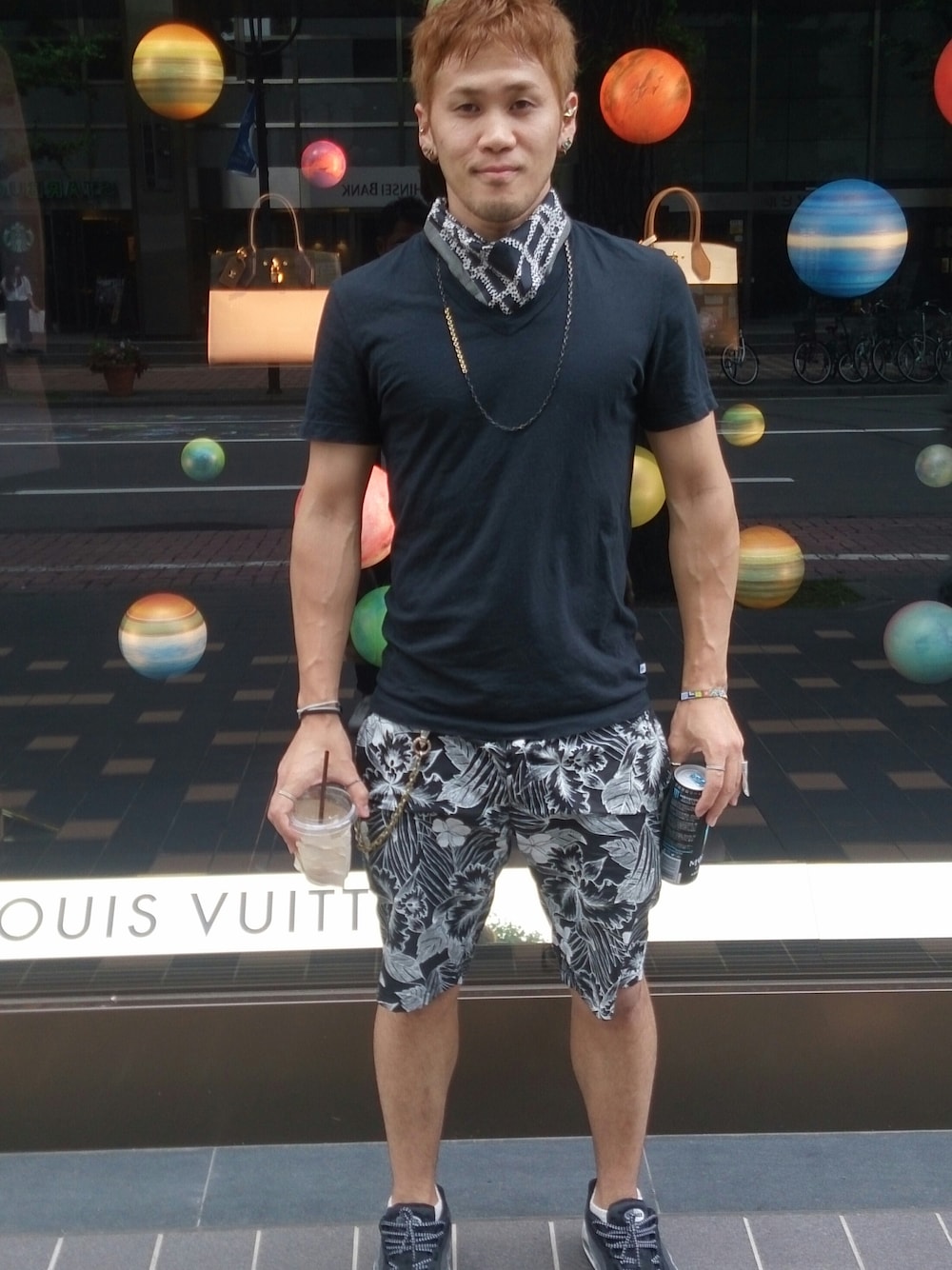 「モノトーン、宇宙、エスプレッソ、カフェ、ボタニカル柄、airmax95、レッドブル、エアマックス95」｜「JAMES PERSEのTシャツ（Tシャツ/カットソー、ブラック系）」を使った、もんちゃんさん（メンズ・175cm）の夏コーディネートの1枚目の写真