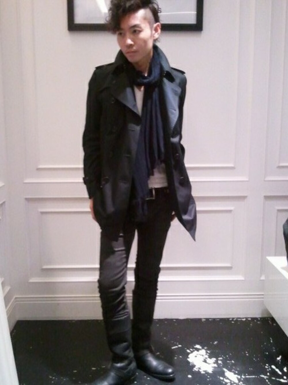ブラック系のその他パンツ、ブラック系のブーツ、ブラック系のトレンチコートを着用したメンズの秋コーディネートの1枚目の写真