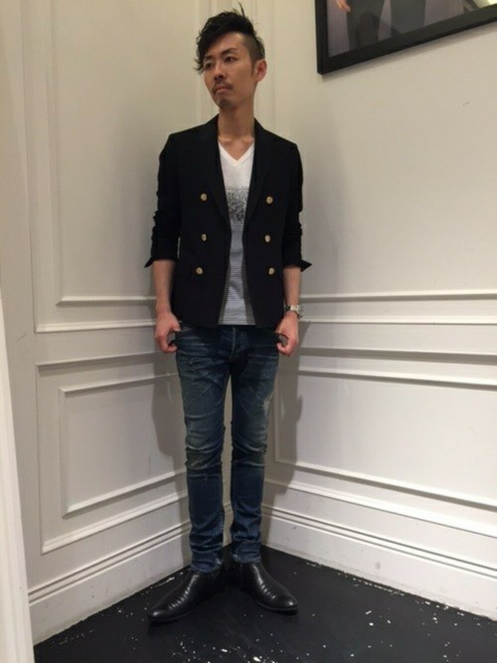 ブルー系のその他パンツ、ブラック系のテーラードジャケット、ホワイト系のTシャツ/カットソーを着用したメンズの夏コーディネートの1枚目の写真