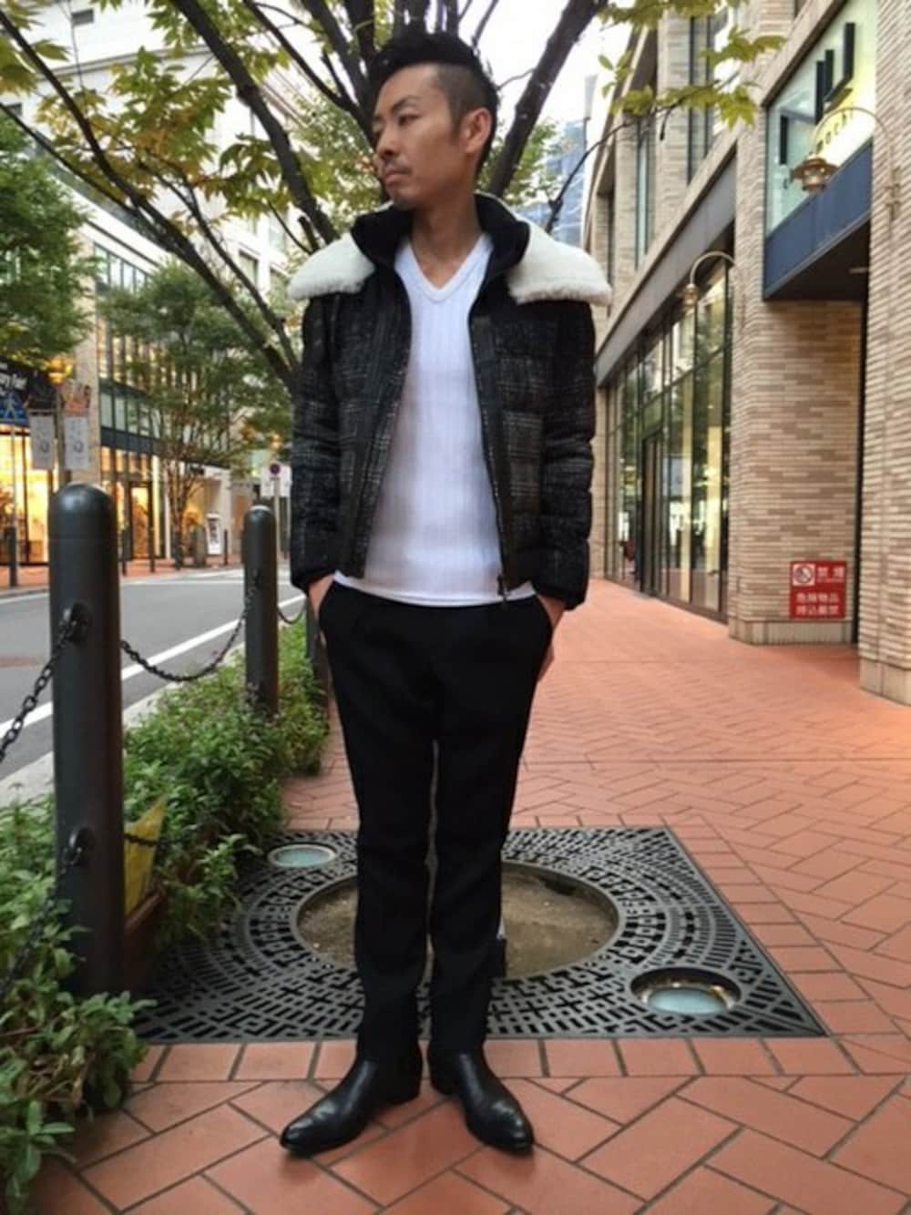 グレー系のブルゾン、ブラック系のスニーカー、ブラック系のスラックスを着用したメンズの秋コーディネートの1枚目の写真