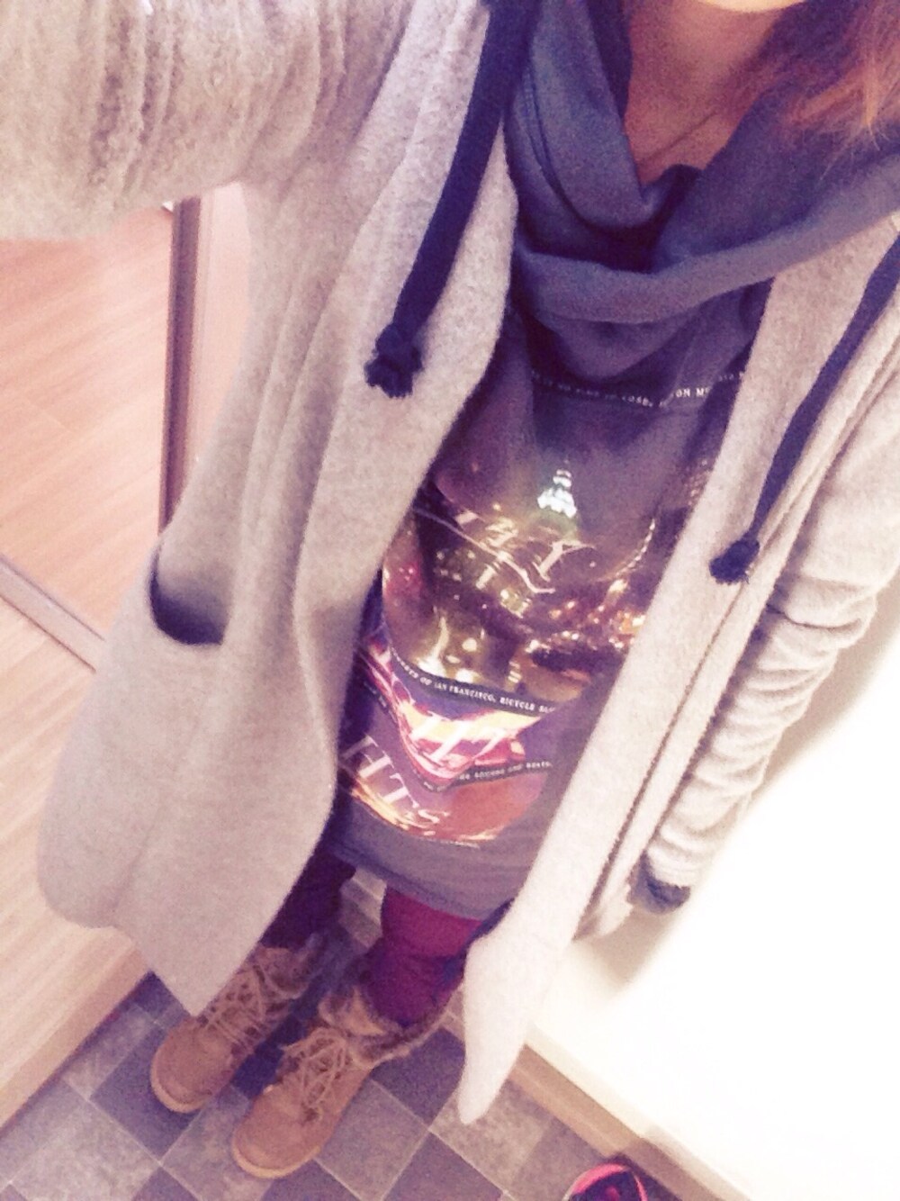 グレー系のパーカー、レッド系のその他パンツ、ブラック系のエコバッグ/サブバッグを着用したレディースの冬コーディネートの1枚目の写真