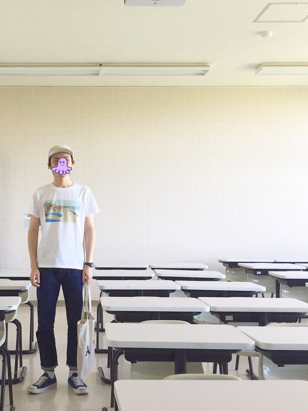 ベージュ系のトートバッグ、ブルー系のデニムパンツ、ブルー系のスニーカーを着用したメンズの夏コーディネートの1枚目の写真