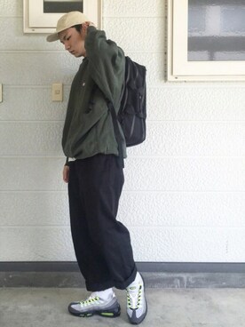 「黒リュック」｜「アイテム（チノパンツ）」を使った、サトイさん（メンズ・170cm）の春コーディネート