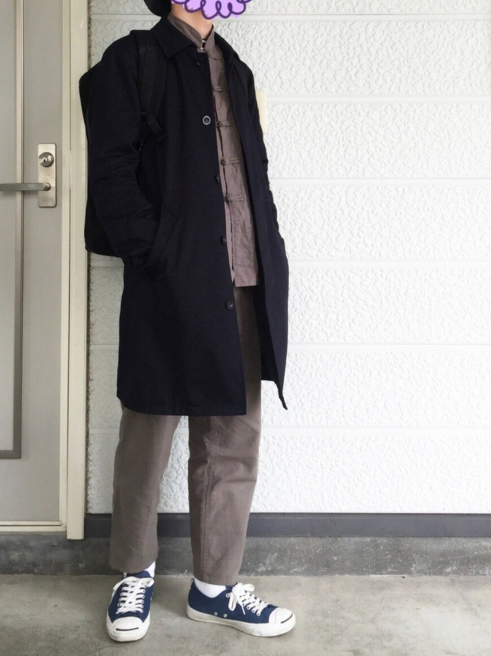 ブラウン系のジャケット/アウター、ブラック系のバックパック/リュック、ブルー系のスニーカーを着用したメンズの春コーディネートの1枚目の写真