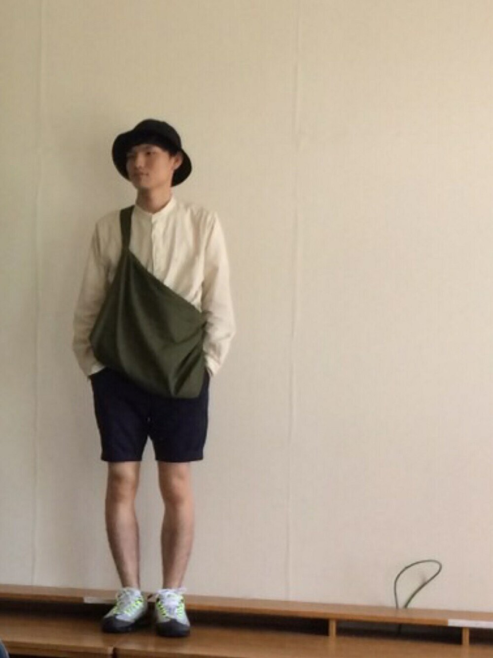 イエロー系のシャツ/ブラウス、グリーン系のショルダーバッグ、その他のその他を着用したメンズの夏コーディネートの1枚目の写真