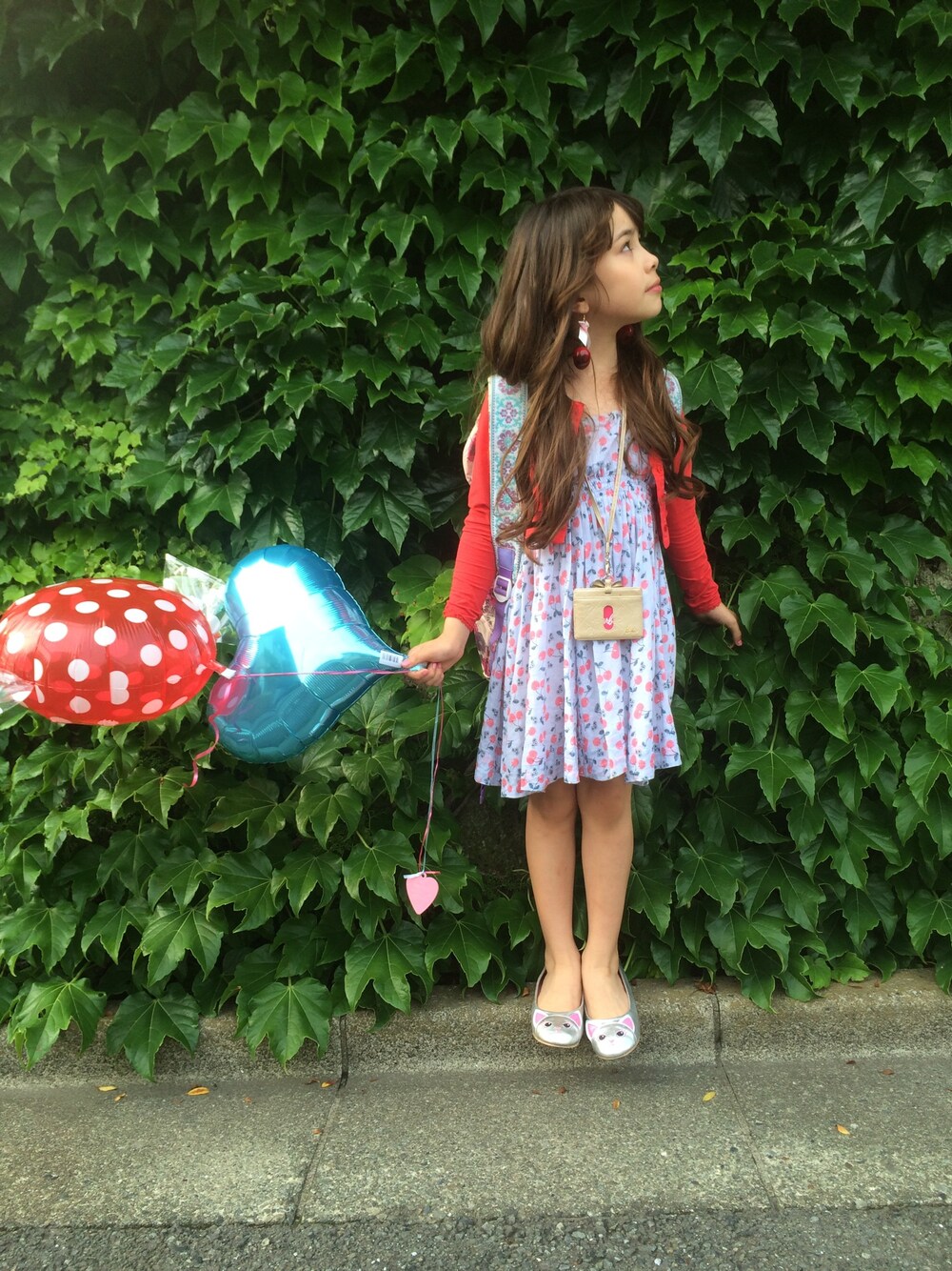 その他のバックパック/リュック、レッド系のカーディガン/ボレロを着用したキッズの夏コーディネートの1枚目の写真