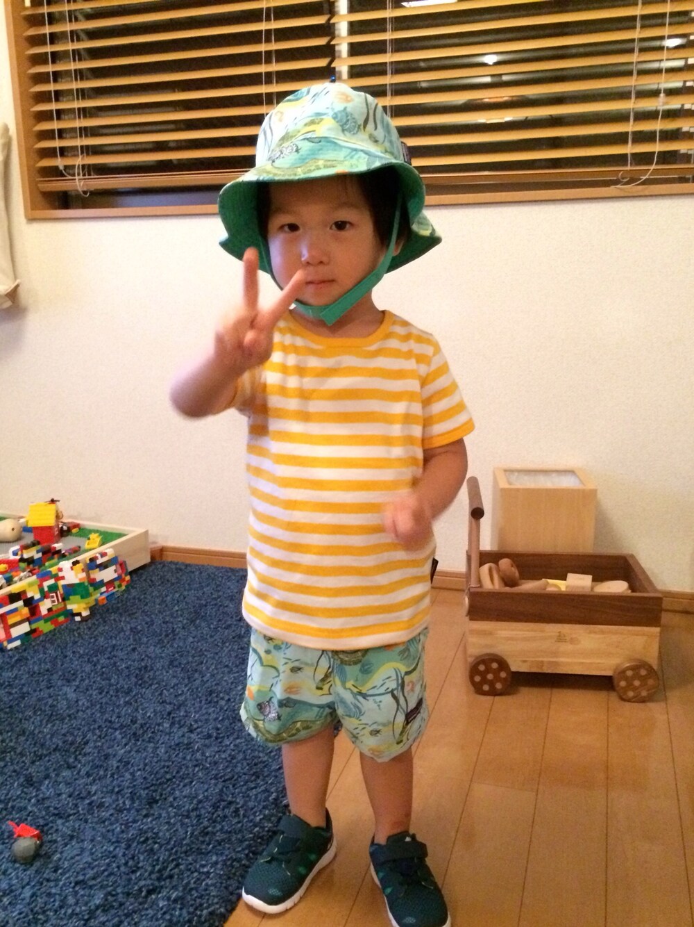 「marimekkoのアイテム（Tシャツ/カットソー、イエロー系）」を使った、そういちろうさん（メンズ・100cm）の夏コーディネートの1枚目の写真