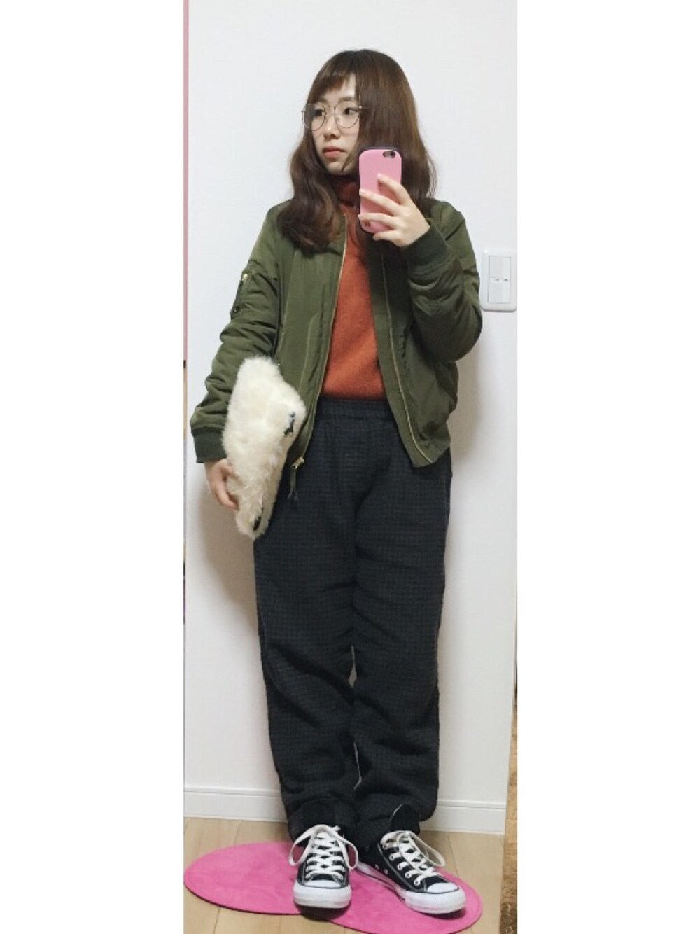「MA-1、めがね、ファー小物、コンバース、タートルネック、オレンジ、チェックパンツ」｜「SM2のアイテム（その他パンツ、ブラウン系）」を使った、ぷちこさん（レディース・148cm）の冬コーディネートの1枚目の写真