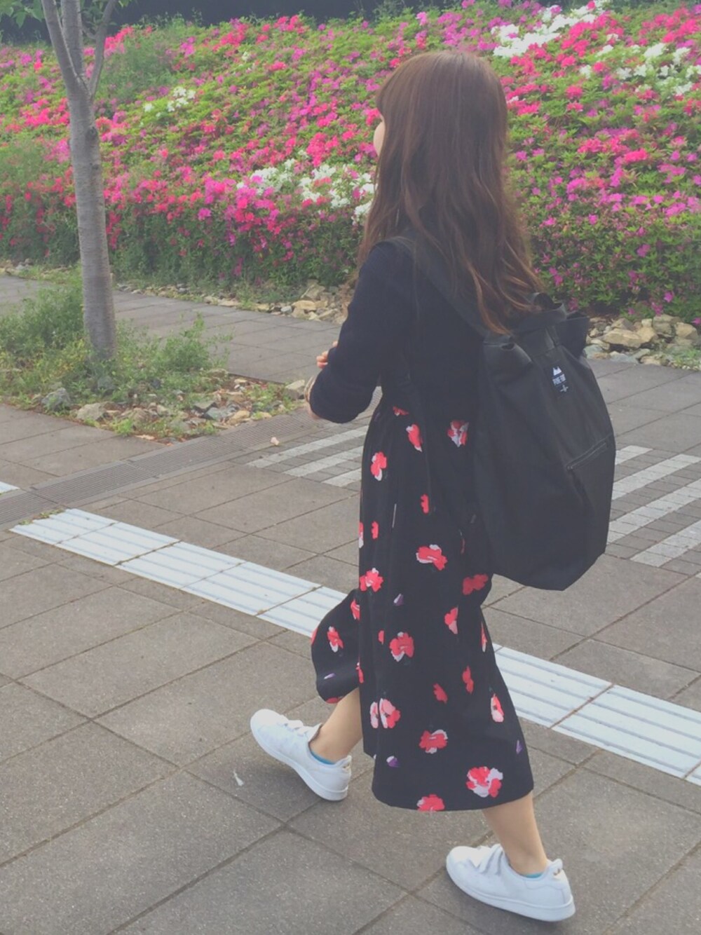 「ゆるコーデ、ootd、ブラック、リュック、ガウチョパンツ、柄パンツ、スタンスミス、ゆるパンツ、白スニーカー」｜「niko and...のパターンガウチョパンツ【niko and...】（その他パンツ、ピンク系）」を使った、ぷちこさん（レディース・148cm）の春コーディネートの1枚目の写真